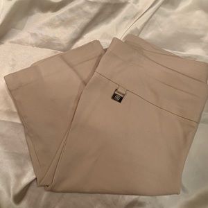 NWOT Rafaela Shorts Women’s Size 6 tan stretch